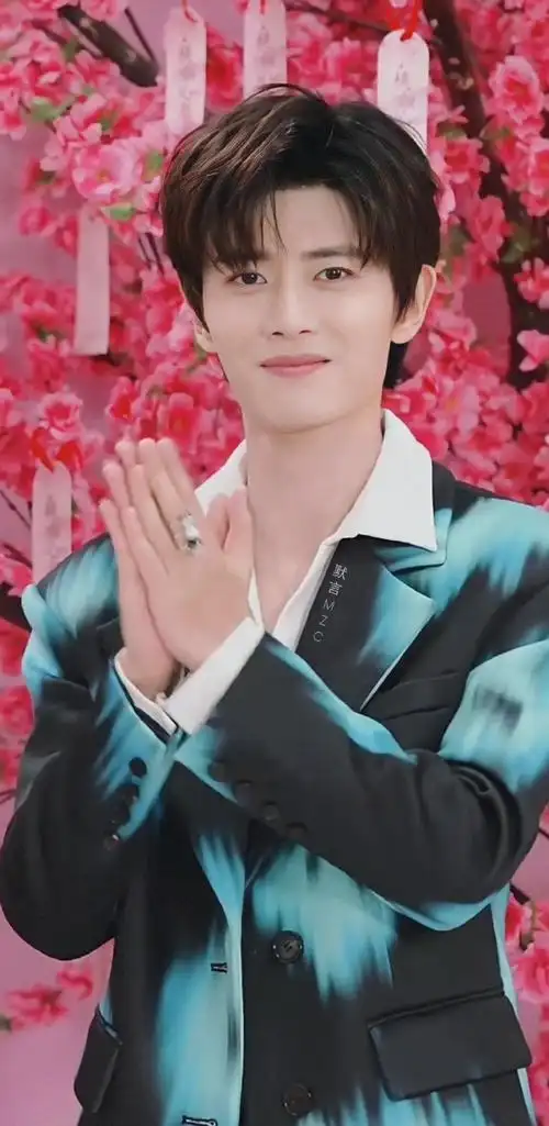 任嘉伦超话rjl#任苒时光#rjl#月满桃颜任你相会#截修 x 94直播 12p