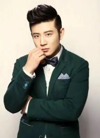 大专班,自幼随相声表演艺术家冯宝华先生学艺,后拜相声演员冯春岭为师