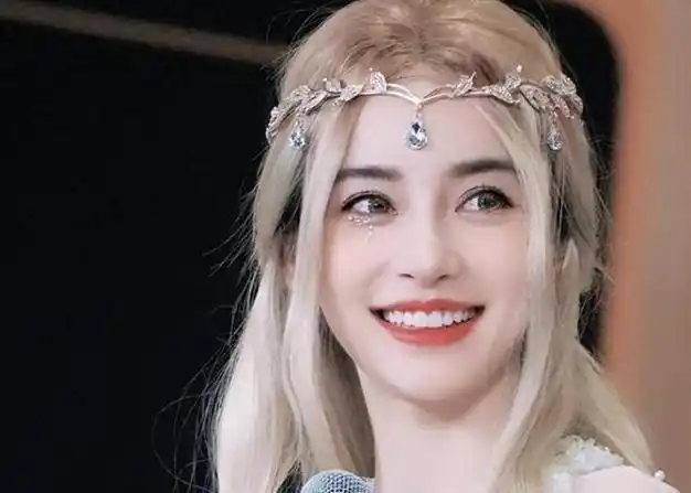 baby墙倒众人推,父亲照片疑为印度人,baby早期黑皮照片扒出|杨颖|宝宝