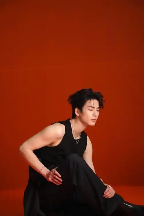 是坚持健身的张凌赫!下次建议腹肌也露一下!