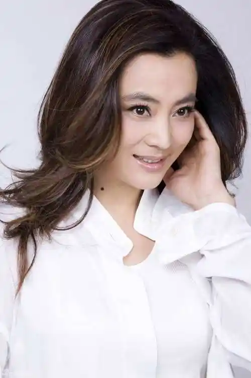 59岁李玲玉再扮玉兔精戴噩梦似的鼻环皮肤紧致无皱纹眼神超灵动