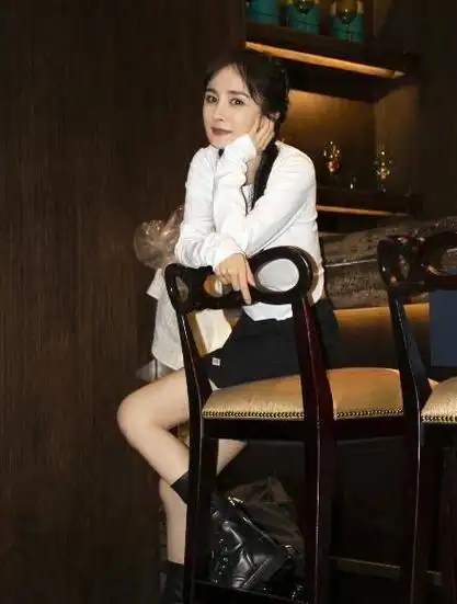 经典坐姿救场:杨幂透明桌尴尬穿错鞋