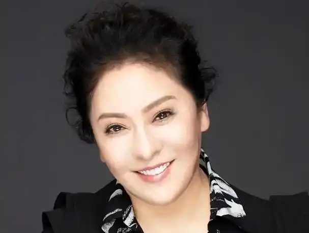 "香港教母"向太陈岚:6岁患病18岁被卖入舞厅,向太以前有多难