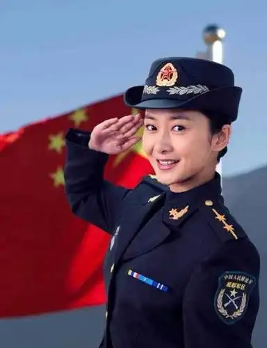 穿起来军装来感觉很帅诶~而在与童蕾,徐佳,陈小春等实力派演员共同