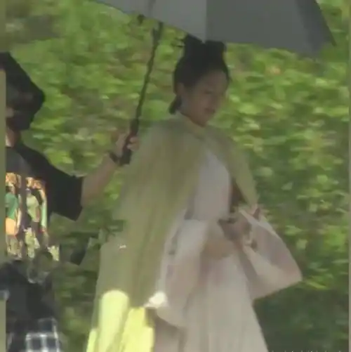 原创不红有多惨秦岚片场多人照顾排场大黄海冰独自一旁抽烟显落寞