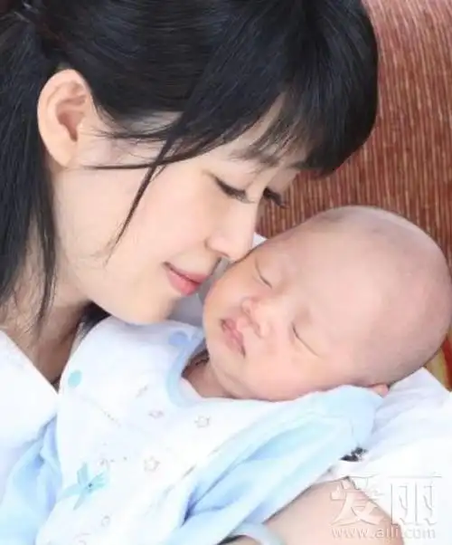 贾静雯办满月派对小s助阵 明星子女满月照盘点