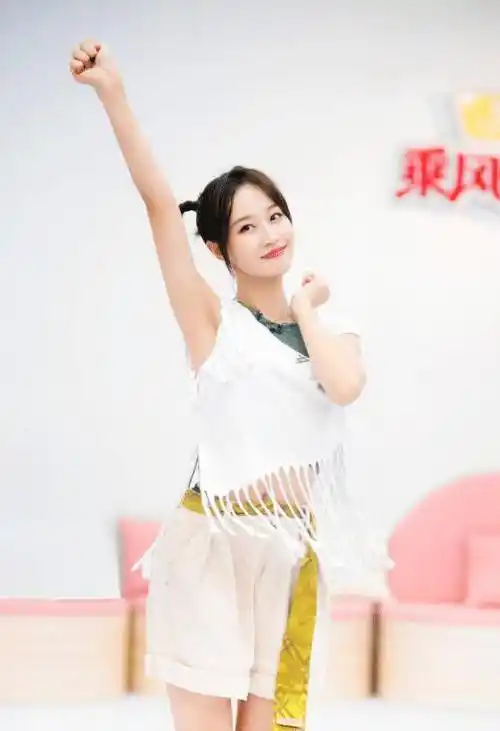 蓝盈莹练习室穿搭青春朝气,看这样貌哪有30岁,明明还是个少女_双运动