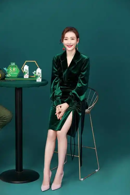 王鸥身上的这件衣服全身都采用了天鹅绒面料,给人一种厚重的感觉.