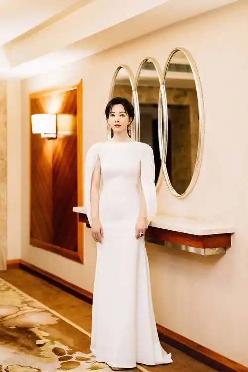 陈数真是职场精英一袭仙女晚礼服穿搭尽显高级优雅又迷人