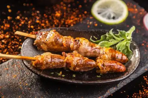 桌上有两串烤鸡心 烤鸡心