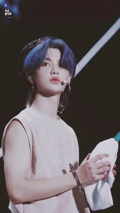 黄明昊justin蓝发