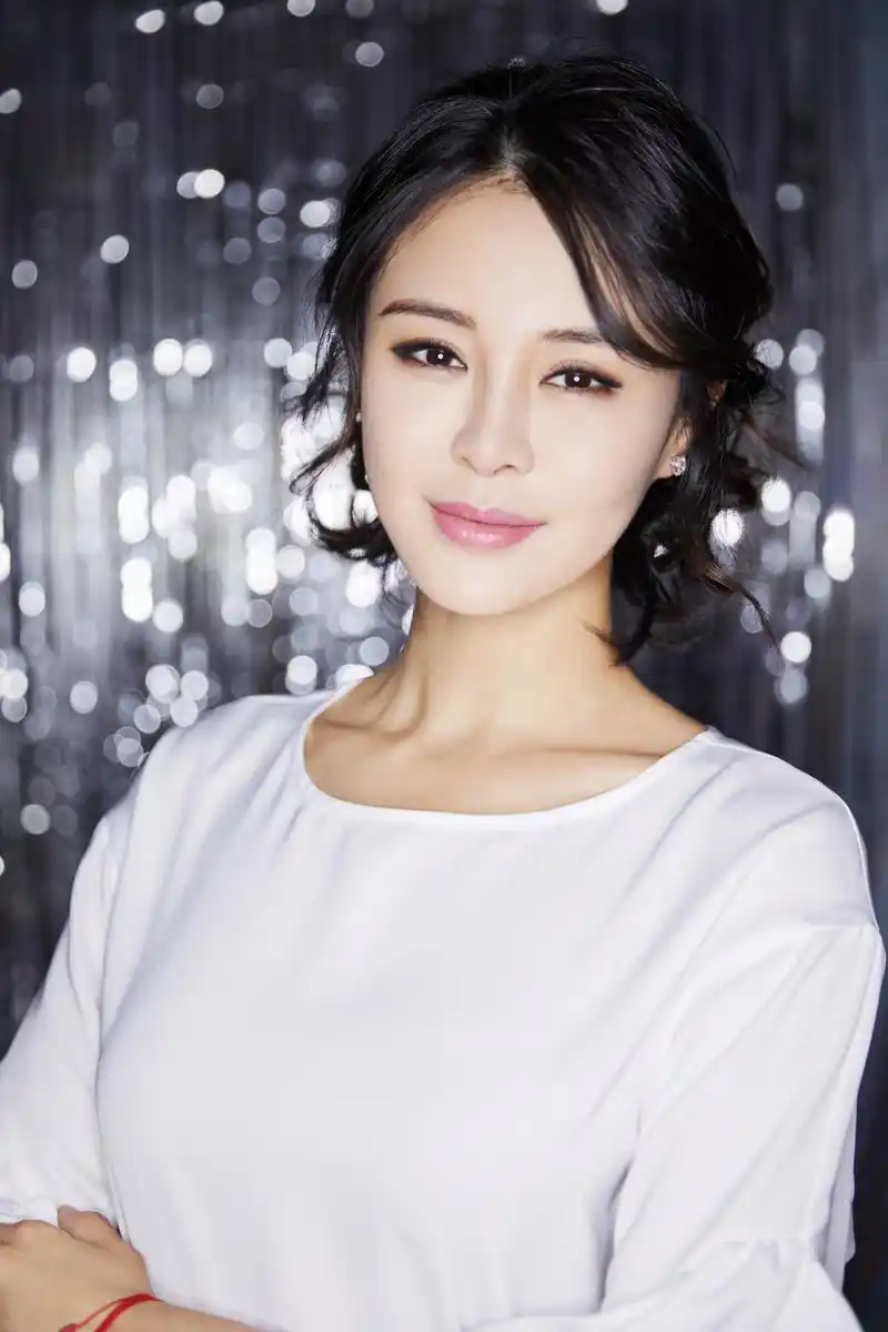 关悦最新大片曝光灵动微笑诠释明媚清欢