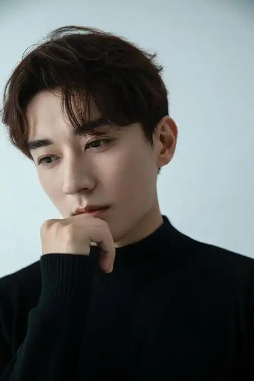 刘学义最新随拍!高级感黑色毛衣,复古的浪漫格调