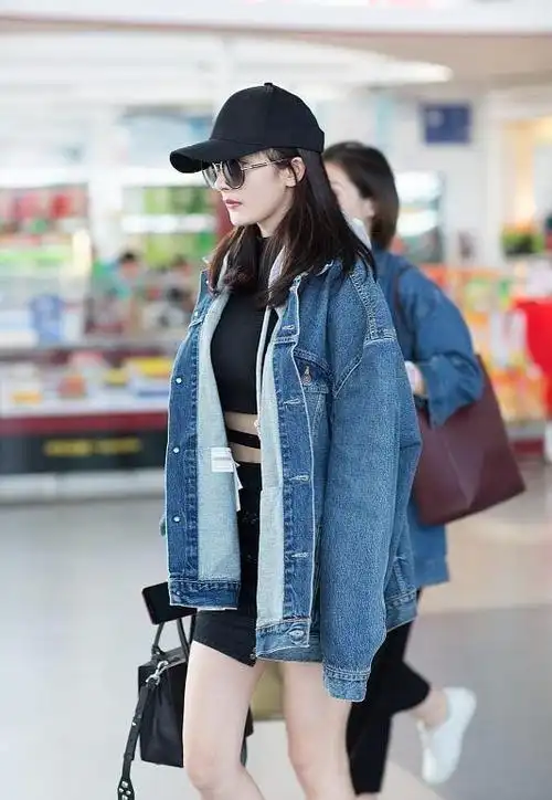 杨幂的时尚审美不一般牛仔造型也能穿得这么个性大长腿好吸睛