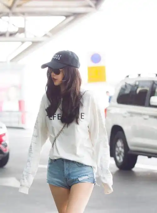 女星机场照郑爽大方关晓彤显老倪妮接地气沈梦辰把腿p弯