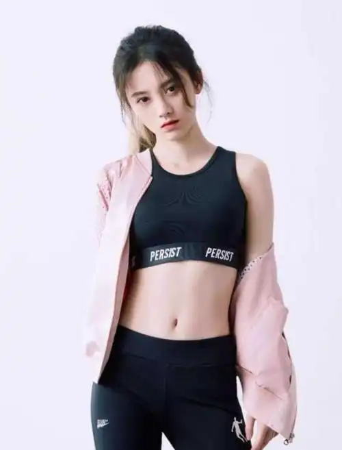 鞠婧祎突破自我,半褪外套,穿运动背心拍写真时全场沸腾