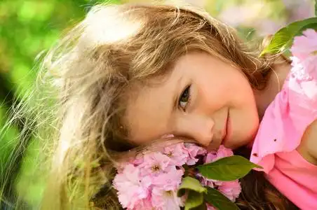 天气预报. 夏季女孩时尚. 快乐的童年. 阳光明媚的春天里的小女孩.