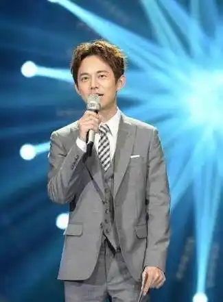 刘纯燕是他闺蜜,赵丽颖与他接吻,王菁是他20年"妻子"_何炅_节目_儿童