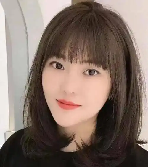 中长发可以说是秋冬季节里最流行的热门发型了,在2021年这款带有满满