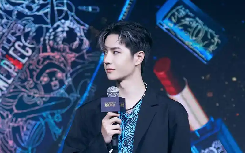 王一博灰白挑染发色超有型 大胆尝试海盗风妆容拍海报