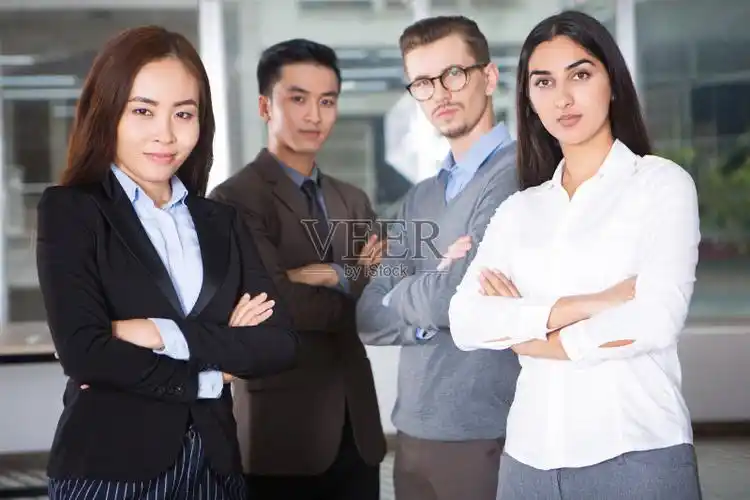 四人骄傲的年轻企业团队