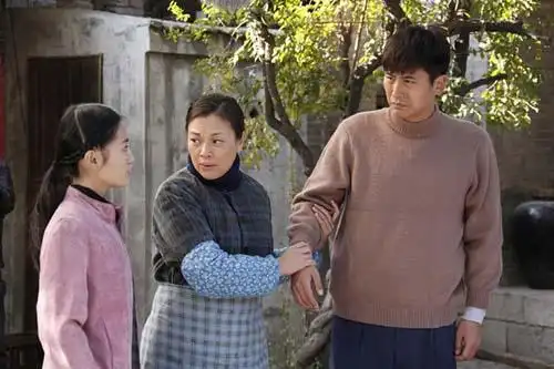 搜狐娱乐讯 由实力女星史可担纲主演的大型情感电视剧《二叔》目前