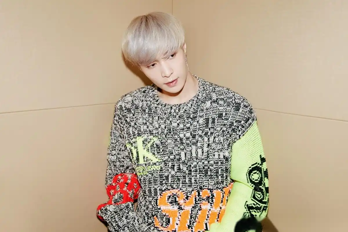 jeans与ck underwear全球双代言人张艺兴身着荧光拼色廓形粗织毛衣