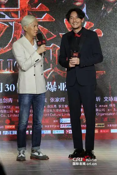 张家辉官方数据身高为1米74,其实他的实际身高也不足1米70只有1米67.