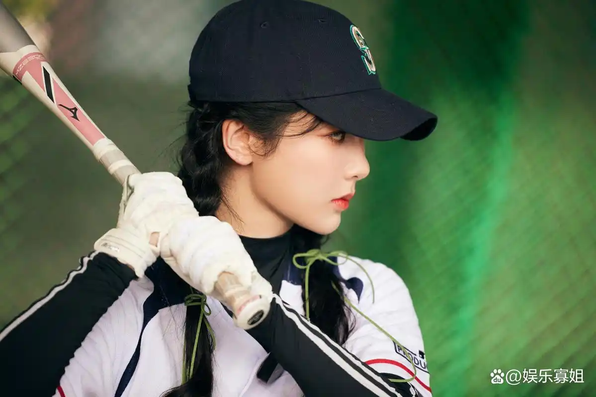 杨紫《第一堂棒球课》造型,经典棒球服,丝带编发双麻花辫