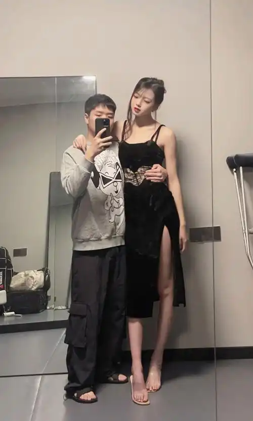 身高164男子拥有174漂亮女友,反向差10cm两人超甜_腾讯新闻