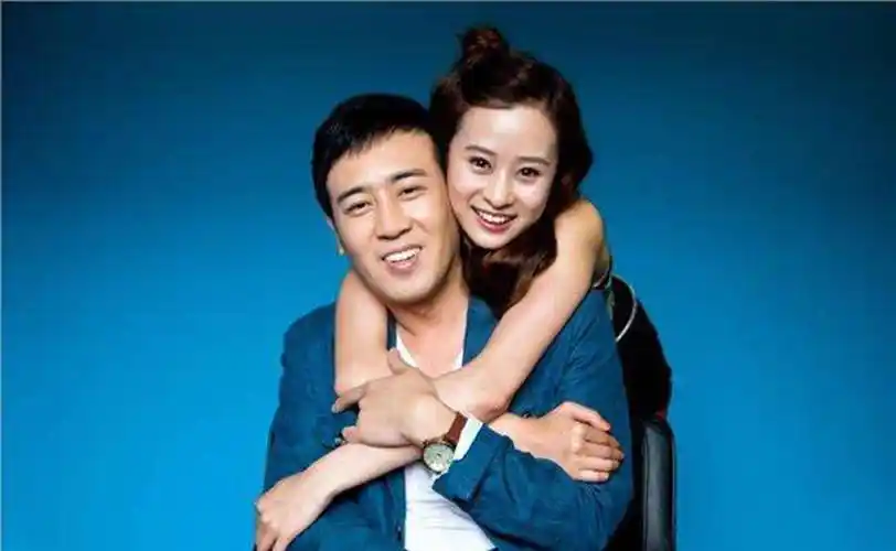 于和伟和女友打扑克,邻座奶奶说:姑娘真幸福,你和你爸关系真好_宋林静