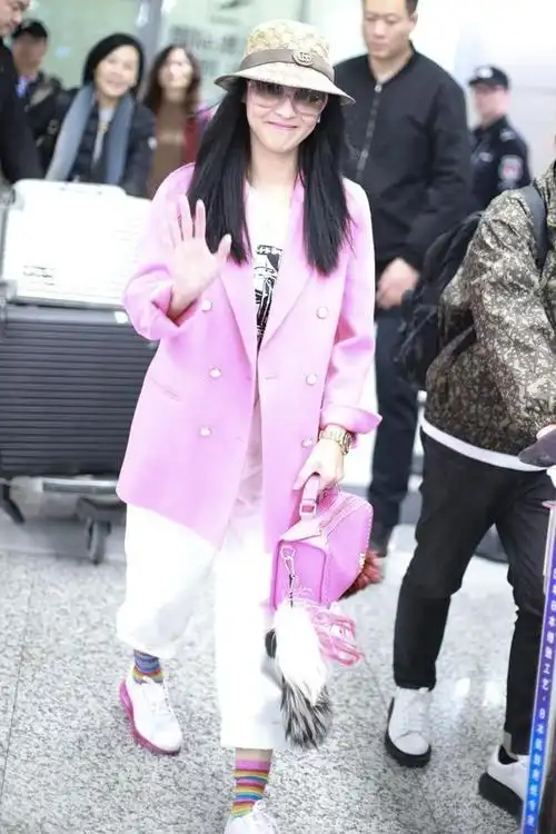 打开腾讯新闻,查看更多图片 >张柏芝搭配"翻车了",165的身高偏要挑战