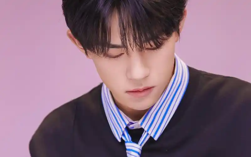 易烊千玺时尚休闲条纹衬衫帅气写真