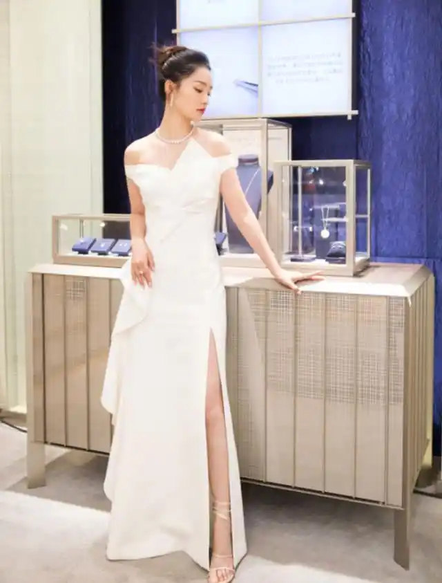 绑带高跟女人味十足,一字带性感简约,那些李沁脚跟下的定海神针_手机