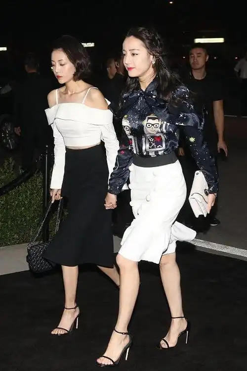 李溪芮和热巴审美都很好,穿得紧身裙优雅温柔,气质很日常|迪丽热巴