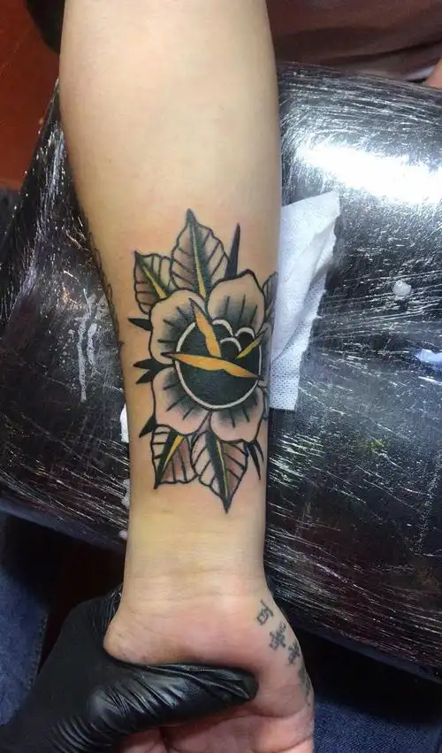 school 花卉纹身图片_手臂old school纹身图案