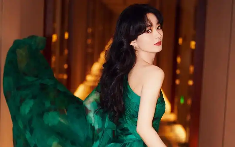 【赵丽颖】明艳大气◎绿色长裙好漂亮!