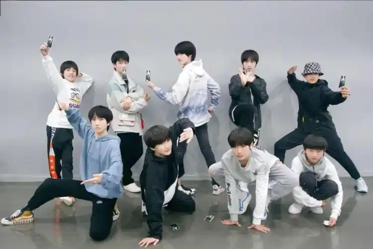 网传时代峰峻三代工作人员私联粉丝,泄漏刘耀文近况引发网友众怒