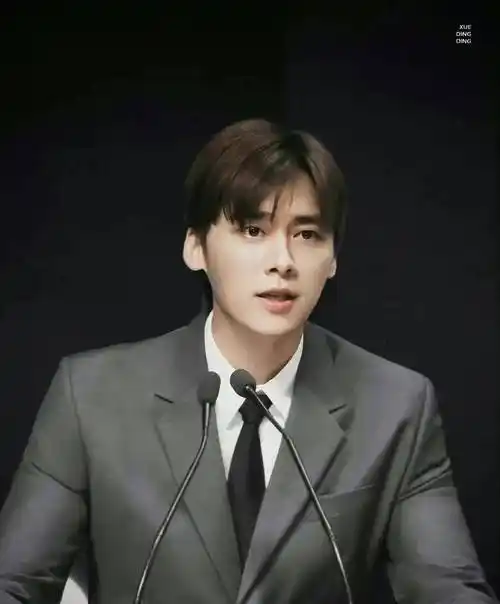 原创李易峰中分顺滑直发一身灰色西装像个乖乖男孩