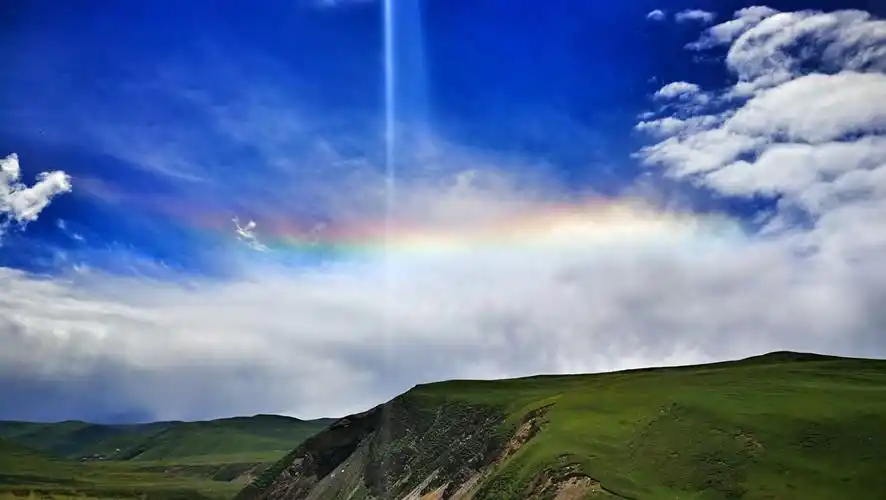 天空出现了一道七彩佛光.