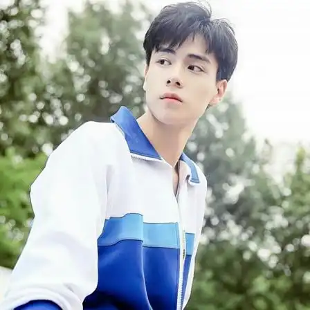 穿校服的清新帅气男子头像