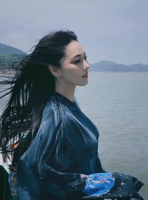 另一个角度下,张馨予的侧脸依旧非常优越.