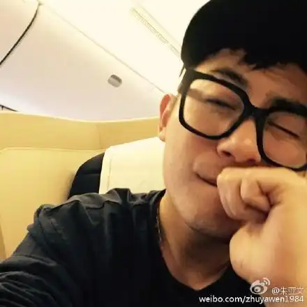 朱亚文晒照胡茬明显网友打趣行走的荷尔蒙