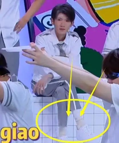 王源不小心露出"奶油袜",黄的像半个月没洗,穿上后却超显腿细_手机