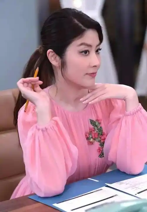 陈慧琳在路人镜头下状态依旧很好,50岁素颜的状态下就像20岁一样_气质