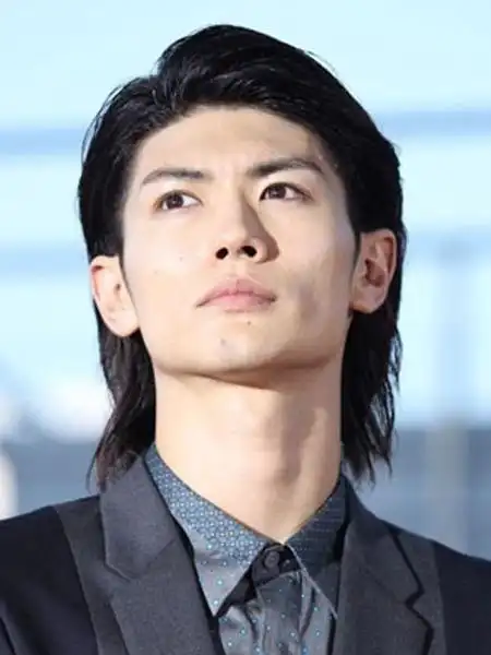 潇洒感十足的大背头发型,长发整体往后梳理,瘦削的脸型,成熟稳重.