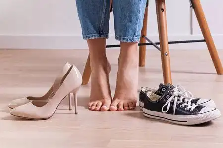 两双腿女人光着脚和两双鞋.照片