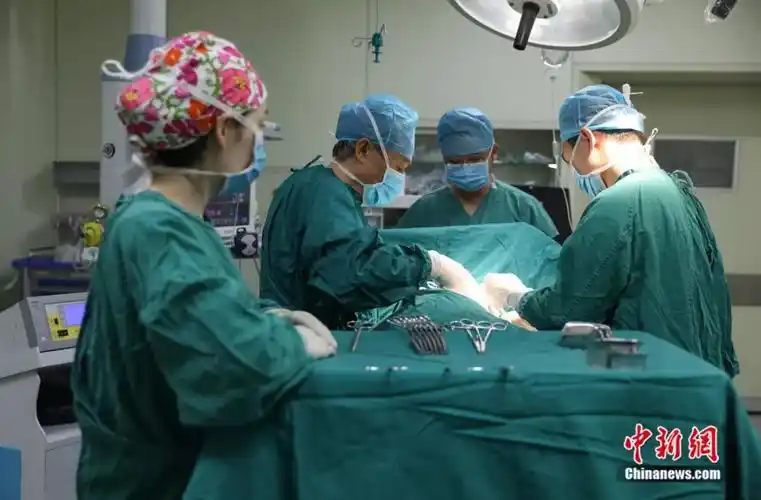 47年为病人开胸4000多次,他为病人累驼了背……_新华报业网