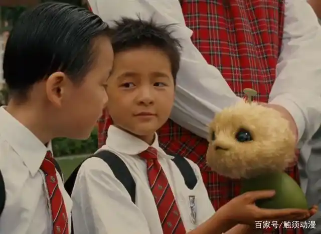 《长江七号》剧照,七仔出现在小狄身边