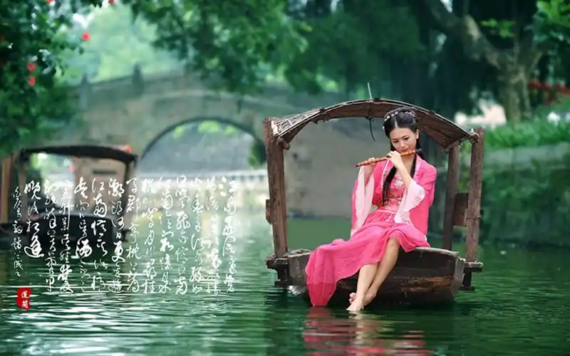 江南烟雨中的水乡女子湖中泛舟唯美桌面壁纸